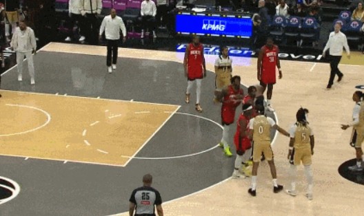 确认了！交易首秀！NBA第一个转会球星