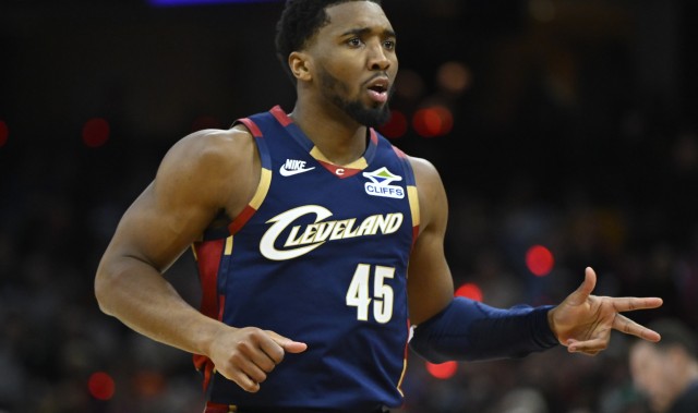 开云官网-持续稳定输出！米切尔半场10中5&amp;三分5中2拿到12分4助攻